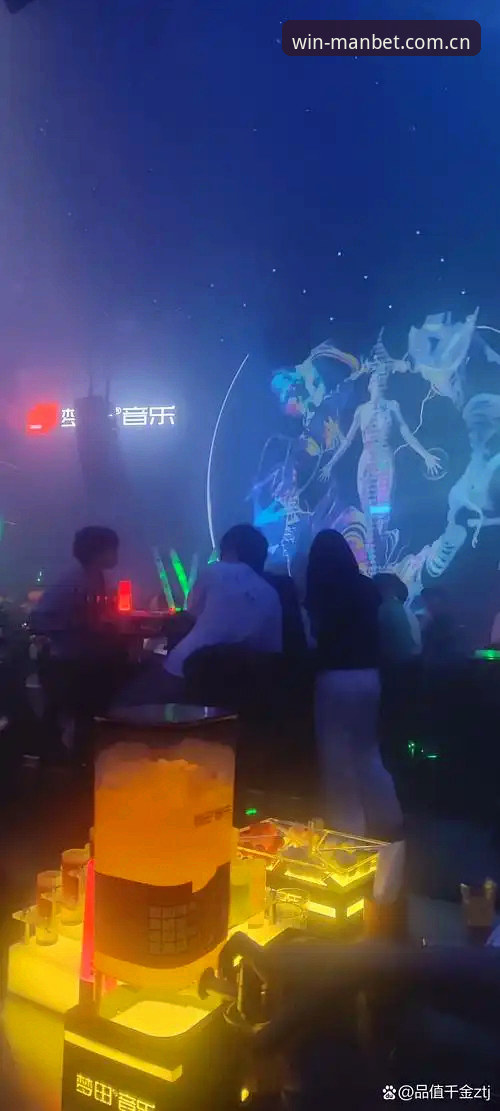 万博在线登录入口足球数据安装教程 决赛前夜,巴塞罗那的酒吧里人声嘈杂。我旁边坐着个穿蓝白条纹球衣的小伙子,屏幕上正回放梅西的点球。这是他第三次点球罚丢——上半场第4分钟,他主罚的球被门框挡了回来。小伙子骂了一句脏话,端起啤酒猛灌。我掏出手机打开万博体育在线,准备查一下历史数据,页面加载很快,安装包只有47.8MB。